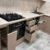 Кухонный гарнитур с глянцевыми фасадами на заказ