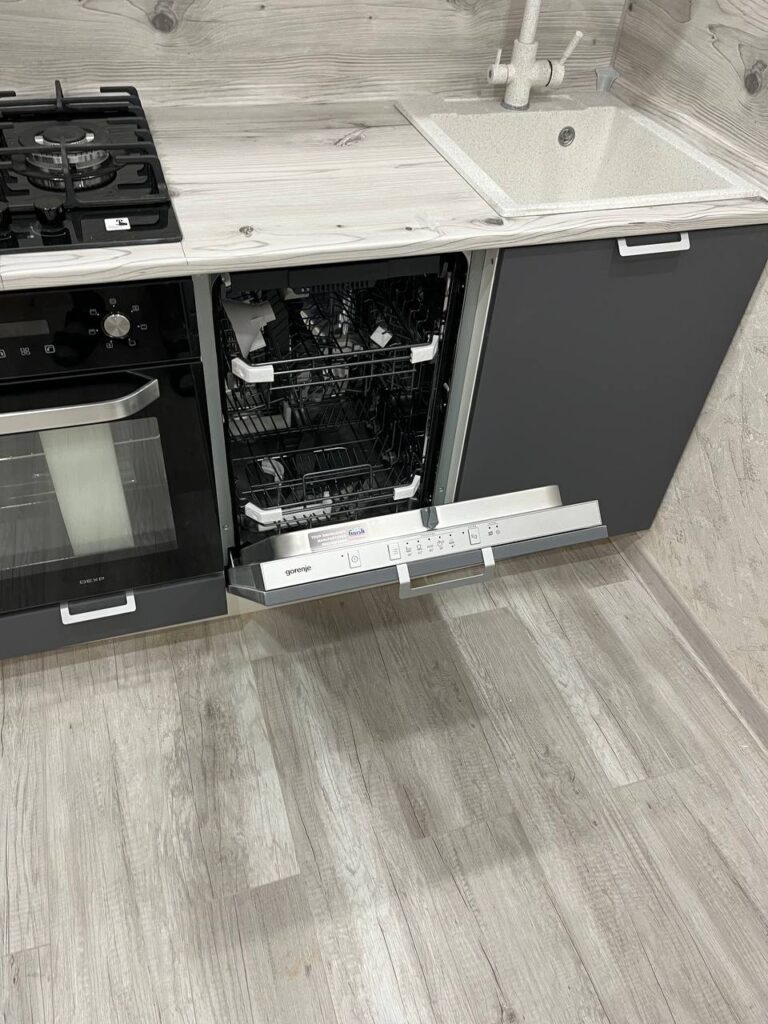 Небольшая кухня в хрущевке с газовой колонкой