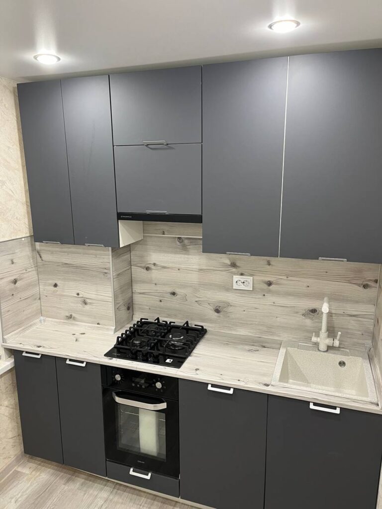 Небольшая кухня в хрущевке с газовой колонкой