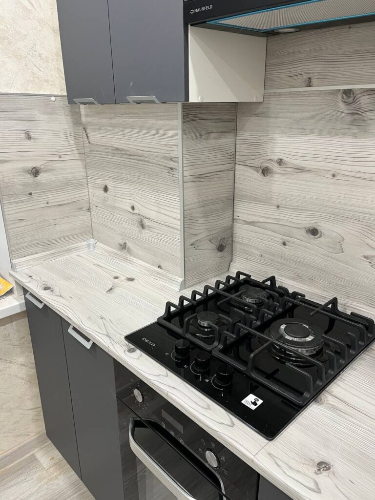 Небольшая кухня в хрущевке с газовой колонкой