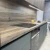 Кухонный гарнитур со встроенным холодильником
